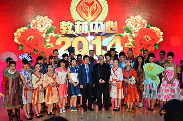 人教社教材中心2014表彰大会临沂新华特装表演大放异彩 人教社教材中心2014表彰大会临沂新华特装表演大放异彩