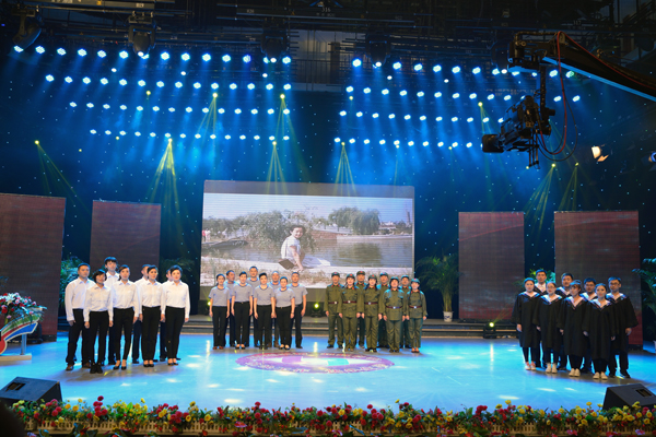 新华集团举办“2015年金秋文艺晚会暨授牌典礼” 第 3 张 新华集团举办“2015年金秋文艺晚会暨授牌典礼” 第 3 张