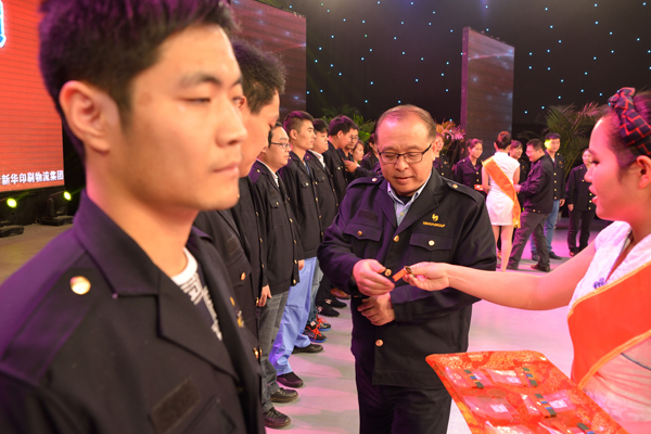 新华集团举办“2015年金秋文艺晚会暨授牌典礼” 第 8 张 新华集团举办“2015年金秋文艺晚会暨授牌典礼” 第 8 张