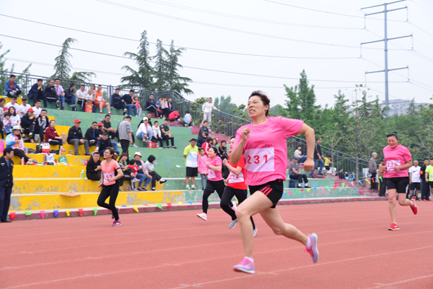 “团结拼搏,打造百年新华” 临沂新华二〇一八年春季田径运动会隆重举行 第 15 张 “团结拼搏,打造百年新华” 临沂新华二〇一八年春季田径运动会隆重举行 第 15 张