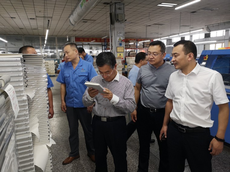 山东省新闻出版广电局领导莅临临沂新华参观指导工作 第 4 张 山东省新闻出版广电局领导莅临临沂新华参观指导工作 第 4 张