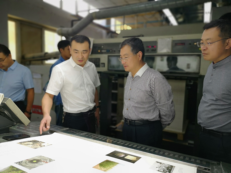 山东省新闻出版广电局领导莅临临沂新华参观指导工作 第 5 张 山东省新闻出版广电局领导莅临临沂新华参观指导工作 第 5 张