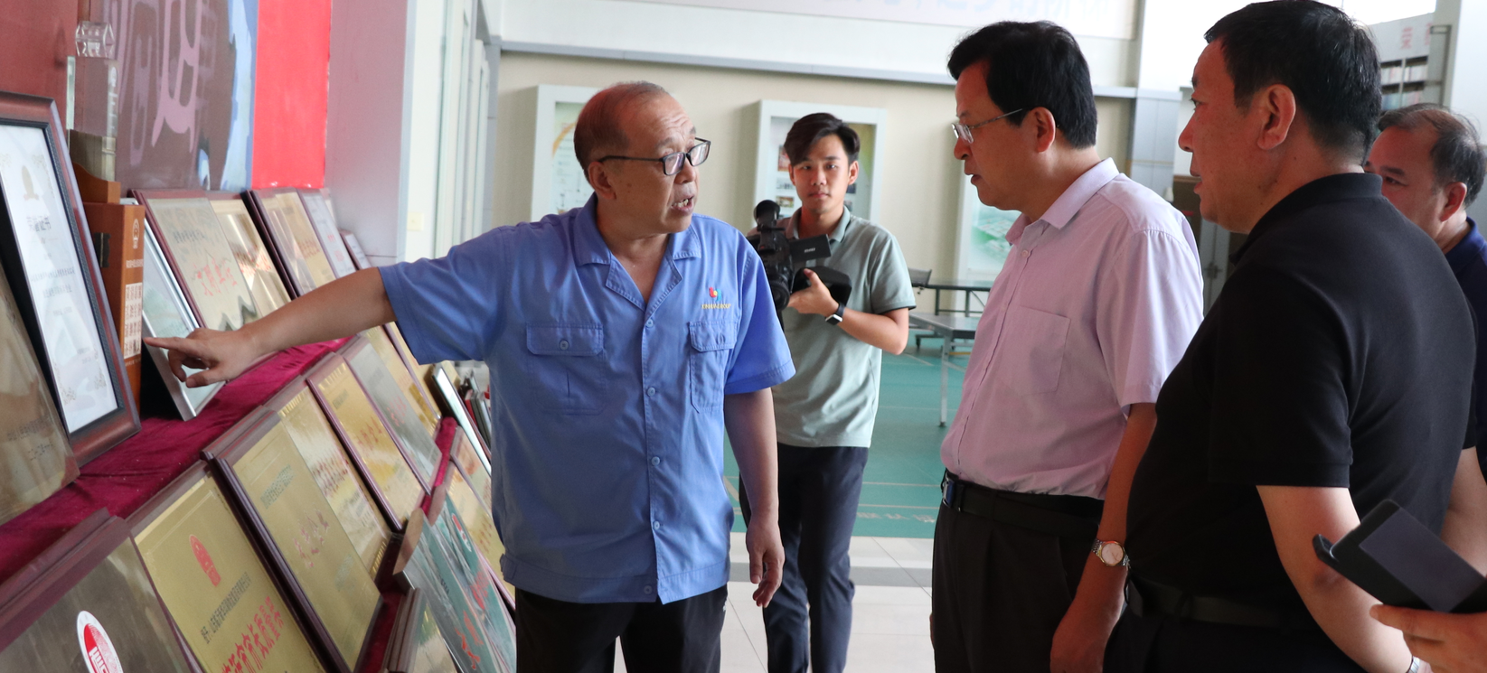 市政协主席、党组书记徐涛莅临新华集团视察调研工作 第 3 张 市政协主席、党组书记徐涛莅临新华集团视察调研工作 第 3 张