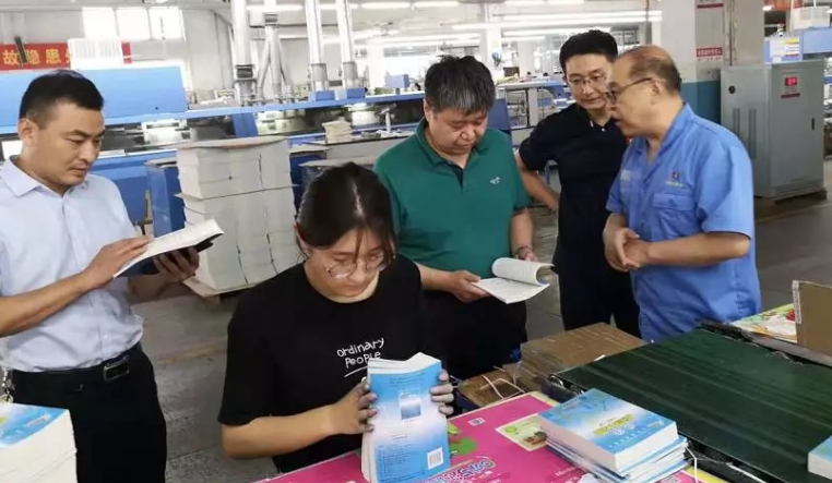 山东出版传媒股份有限公司领导莅临临沂新华检查指导2019年秋季教材印制工作 第 4 张 山东出版传媒股份有限公司领导莅临临沂新华检查指导2019年秋季教材印制工作 第 4 张